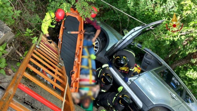 Valbrevenna: auto va fuori strada e finisce nella boscaglia, salvato il conducente
