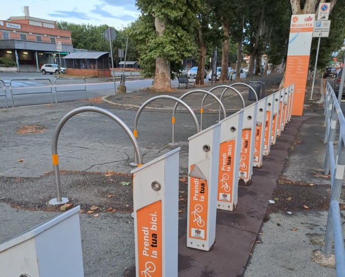 Nuovi stalli per la mobilità sostenibile, Sciaudone (FdI): “Bisogna togliere le vecchie colonnine”