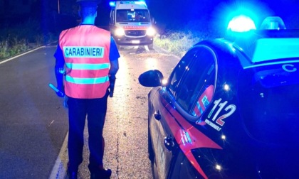 Novi Ligure, Carabinieri e personale del 118 recuperano motociclista in fosso