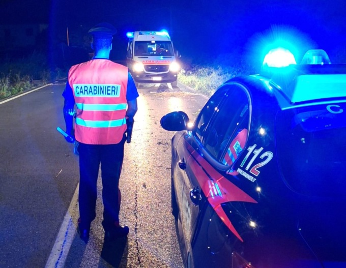 Novi Ligure, Carabinieri e personale del 118 recuperano motociclista in fosso