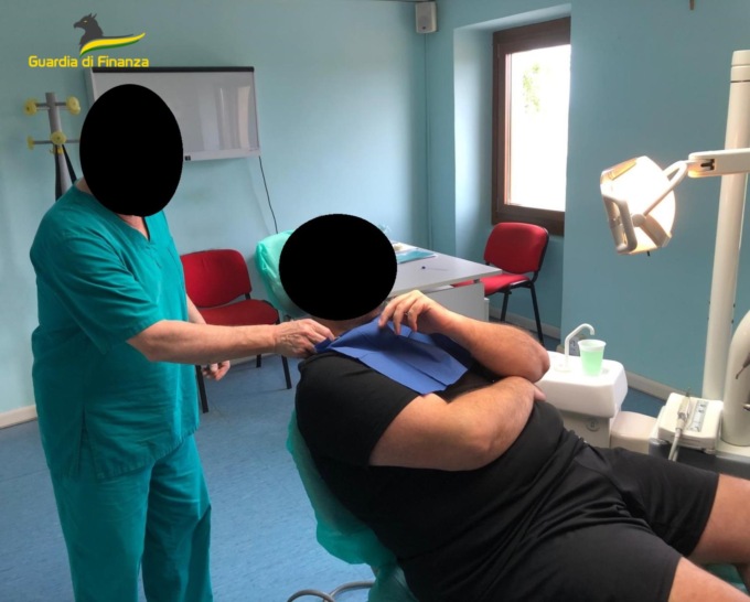 La Guardia di Finanza di Asti scopre e denuncia un falso dentista