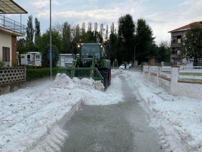 Il maltempo flagella Quattordio e Felizzano: cumuli di grandine