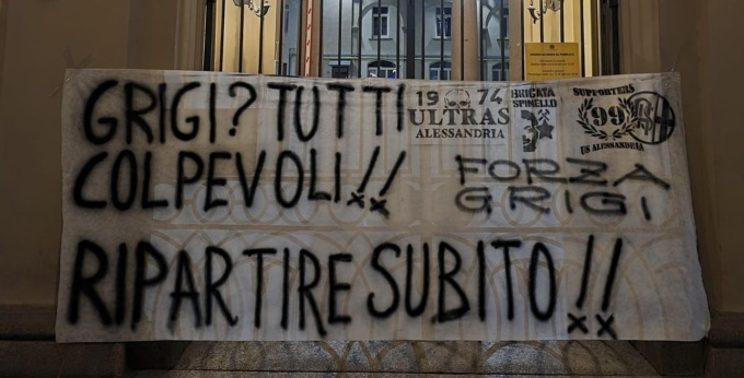 “Siete tutti colpevoli”: l’accusa dei tifosi dell’Alessandria in serie di striscioni