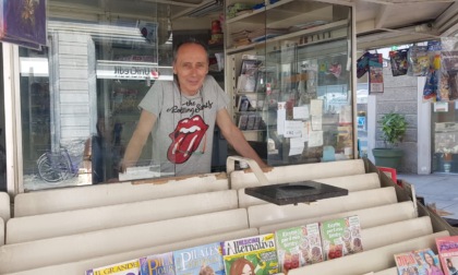 Gli ultimi giorni della storica edicola in piazzetta della Lega. Il saluto commosso del titolare