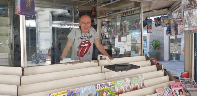 Gli ultimi giorni della storica edicola in piazzetta della Lega. Il saluto commosso del titolare