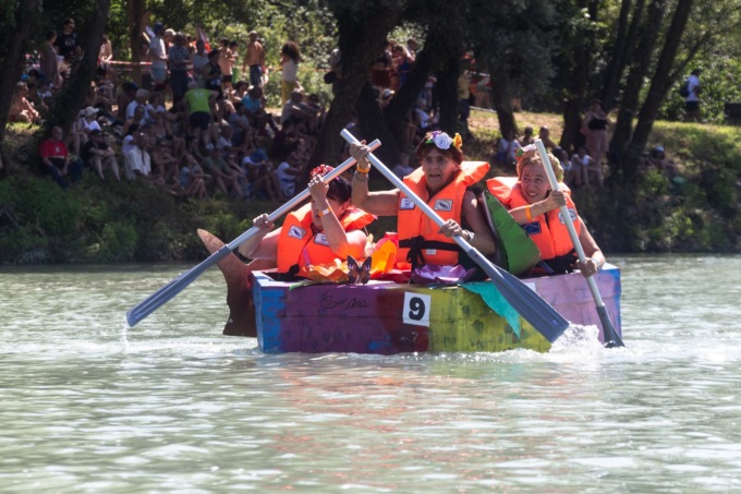 Galleggia non galleggia: grande successo per la gara di barche di cartone sul Po
