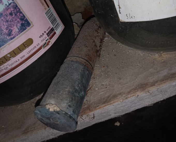Castelnuovo Scrivia, giovane trova proiettile da cannone della Prima guerra mondiale in cantina