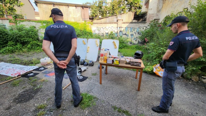 Torino, Polizia sgombera ex Lavatoio Municipale occupato da anarco-insurrezionalisti