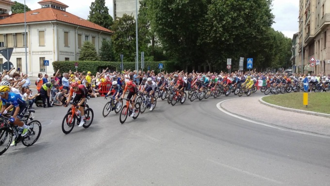 Il Piemonte saluta il Tour de France: storico passaggio nelle terre di Fausto Coppi