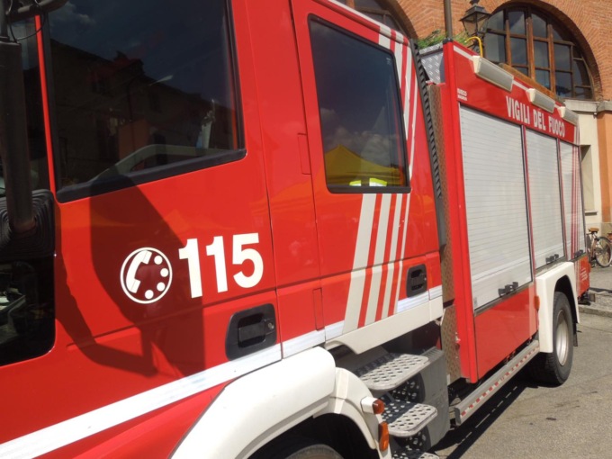 Incendio nella notte in un’abitazione in via della Santa ad Alessandria