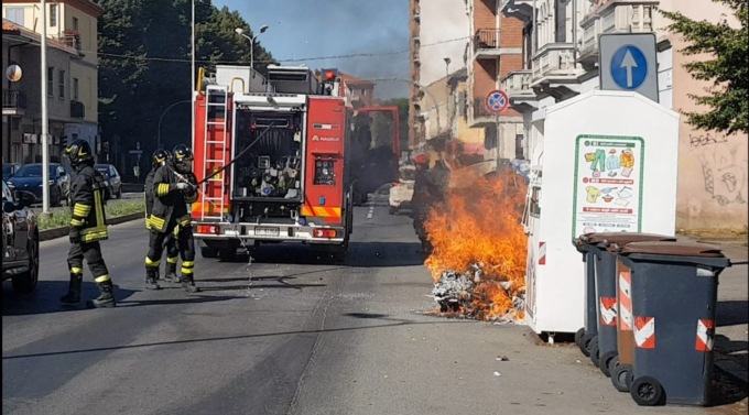 Cassonetto in fiamme in corso Carlo Marx ad Alessandria