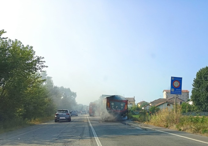 Camion in fiamme lungo la statale 35 bis dei Giovi a Novi Ligure