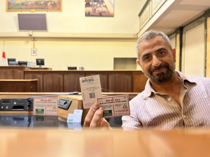 “Non sei sola”: messaggi contro la violenza di genere sul retro dei biglietti dell’autobus