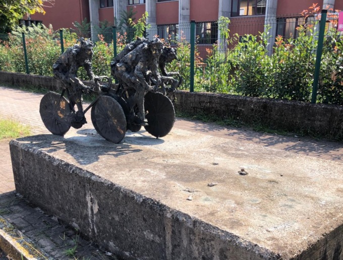 Novi Ligure: rubata una parte della scultura “Al traguardo” in viale dei Campionissimi