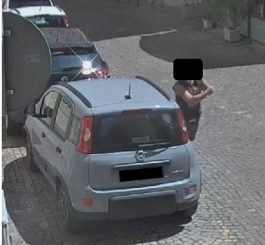 Danneggia auto in sosta a Casale Monferrato: individuato il responsabile