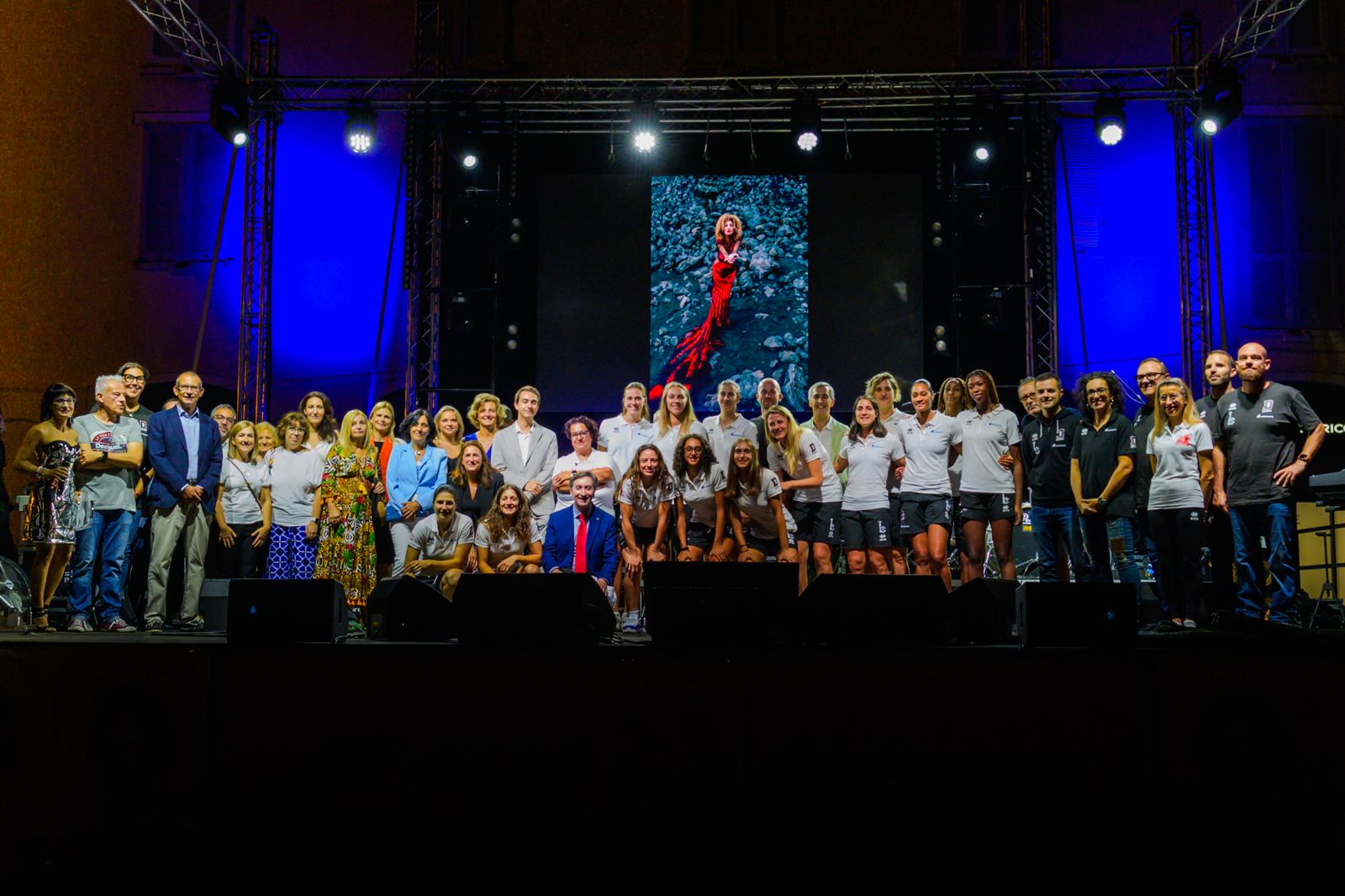 25 ANNI FCP - FOTO DI GRUPPO SENOLOGIA E ATLETE BASKET SUL PALCO - FOTO LUIGI BLOISE