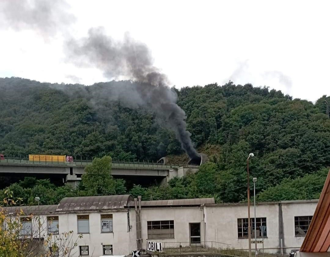 Camion in fiamme lungo l'autostrada A26 tra Ovada e Masone: traffico ...