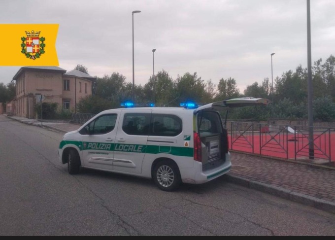 Guida con patente revocata e minaccia i vigili di Casale Monferrato
