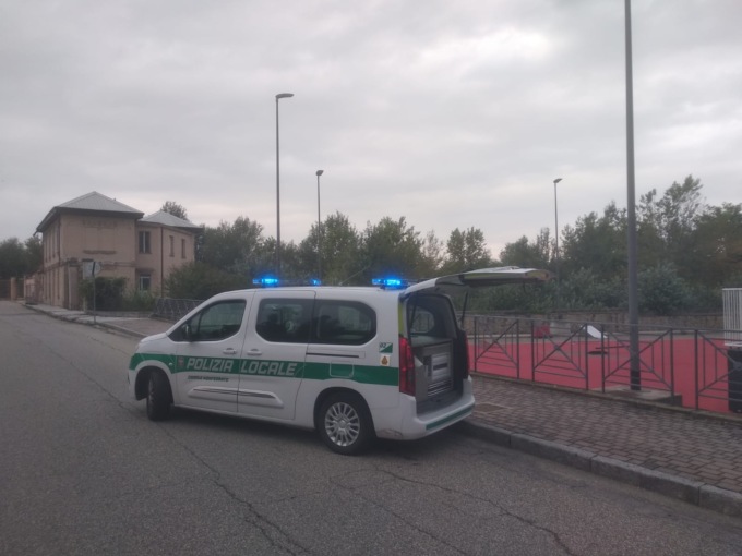 Casale Monferrato: fermato per un controllo senza patente, dà in escandescenza e tenta il suicidio