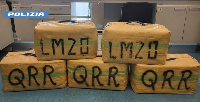 Torino: nascondeva in auto oltre 180 chili di hashish, arrestato 71enne