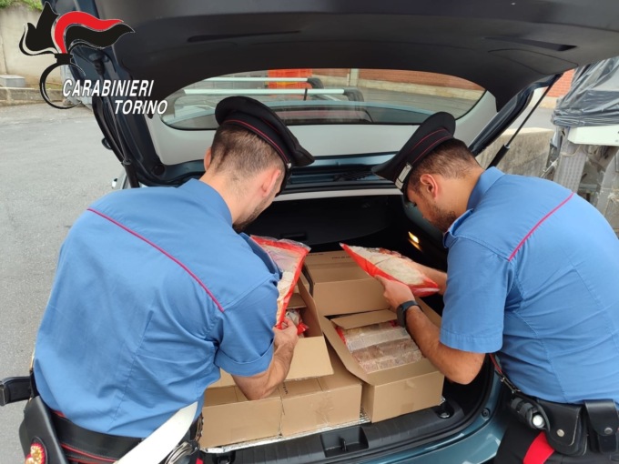 Venaria Reale: dipendenti di un pastificio rubano e rivendono Grana Padano, denunciati
