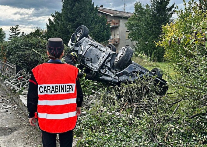 Incidente a Cassano Spinola: auto sfonda la recinzione di un’abitazione e si ribalta