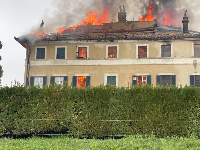 A fuoco la storica Villa Lomellina a Gavi: diverse squadre dei Vigili del Fuoco a lavoro