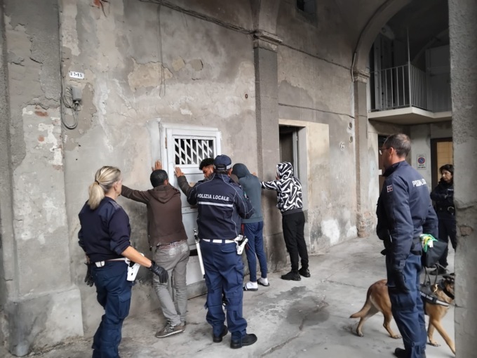 Locali occupati abusivamente a Tortona: blitz di polizia locale e carabinieri