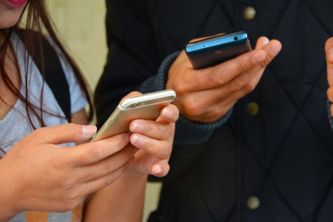 Telefonino vietato in classe, gli studenti: “Non è questo il modo per farci stare più attenti”