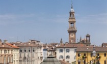 Torre Civica illuminata di rosso contro le armi nucleari