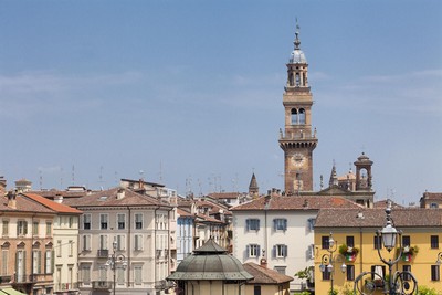 Torre Civica illuminata di rosso contro le armi nucleari