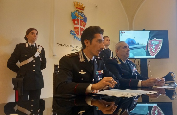 Alessandria: tentano la “truffa del corriere” e poi rapinano un distributore