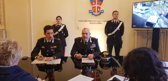 Rapinavano i distributori spacciandosi per corrieri: arrestati dai Carabinieri