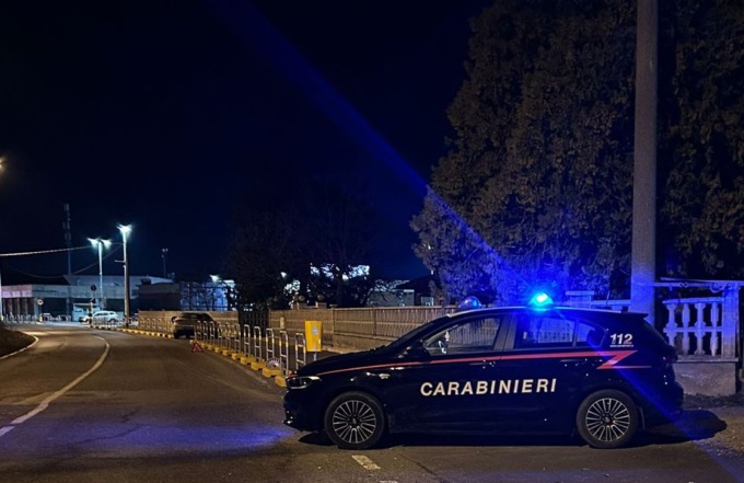 Gira con una pistola in centro ad Acqui Terme e spara alle finestre di un appartamento