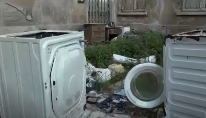 Via 1821 ad Alessandria: un degrado che dura da anni e nel quale sono costrette a vivere sette famiglie