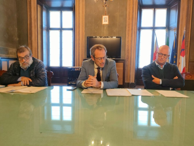 Disservizi al cimitero di Alessandria, il Comune licenzia la ditta appaltatrice