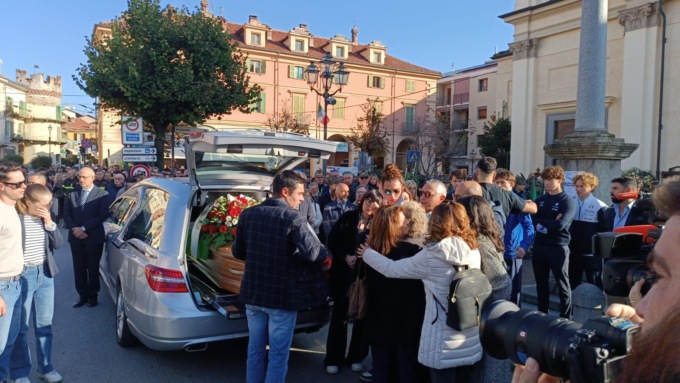 Una Giaveno in lacrime per i funerali di Matilde Lorenzi