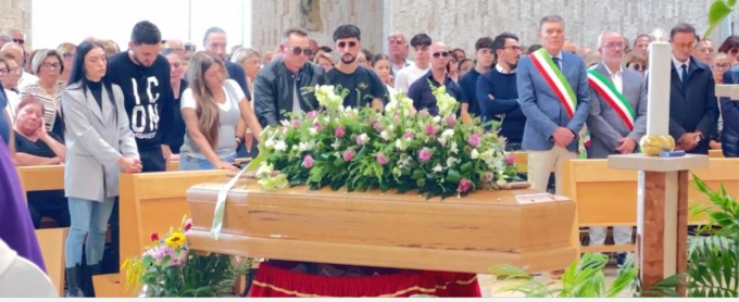 Folla ad Agrigento per i funerali di Patrizia Russo, uccisa a Solero dal marito