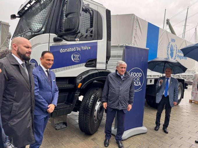 La Regione Piemonte presente a Genova alla partenza dei camion di aiuti per Gaza