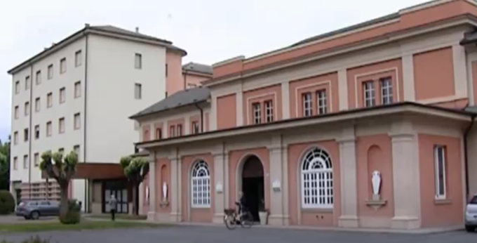 Devastazione all’Hotel Regina di Acqui Terme: i vandali hanno agito in pieno giorno