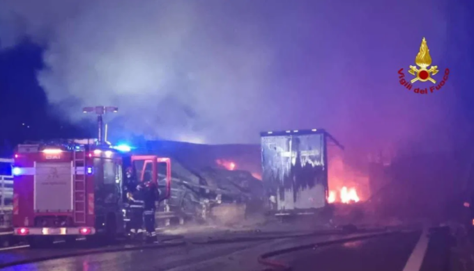 Scontro tra tre camion sulla A26 tra il bivio A10 e Masone: chiuso tratto verso Gravellona