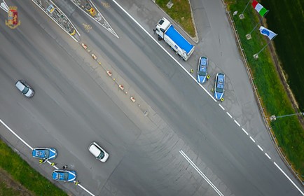 Ha un malore mentre è in viaggio sulla A21: la Polizia stradale di Alessandria interviene