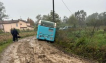 Pullman esce fuori strada tra San Michele e Giardinetto a causa del fango