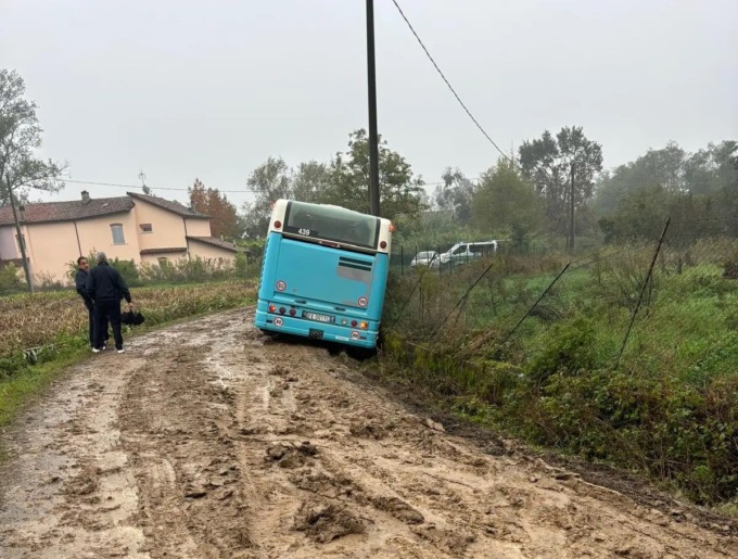 Pullman esce fuori strada tra San Michele e Giardinetto a causa del fango