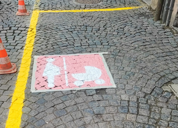 A Valenza una ventina di parcheggi rosa per donne in gravidanza e neogenitori