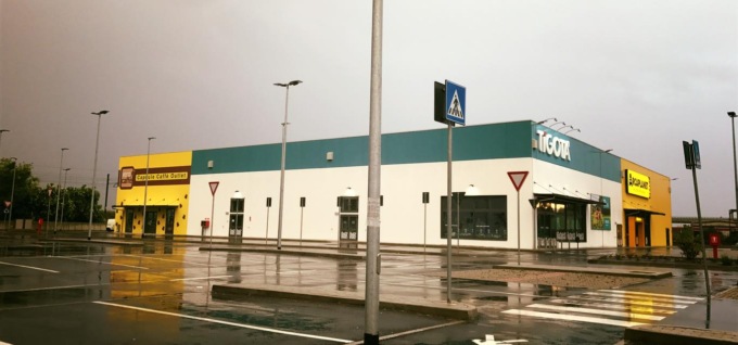 Furti con spaccate in tre negozi in via Torino ad Alessandria