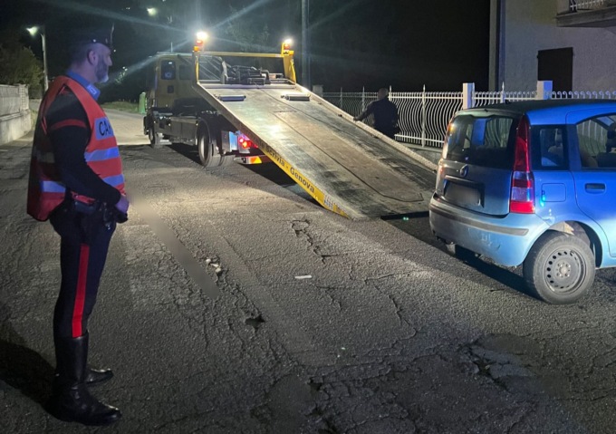 Ubriaco e senza patente va a sbattere con l’auto contro un’abitazione: denunciato