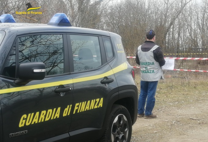 Scoperte due discariche abusive con rifiuti pericolosi nel Tortonese