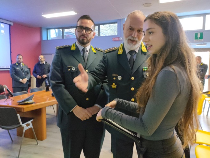 La Guardia di Finanza festeggia i 250 anni insieme agli studenti del Cellini di Valenza
