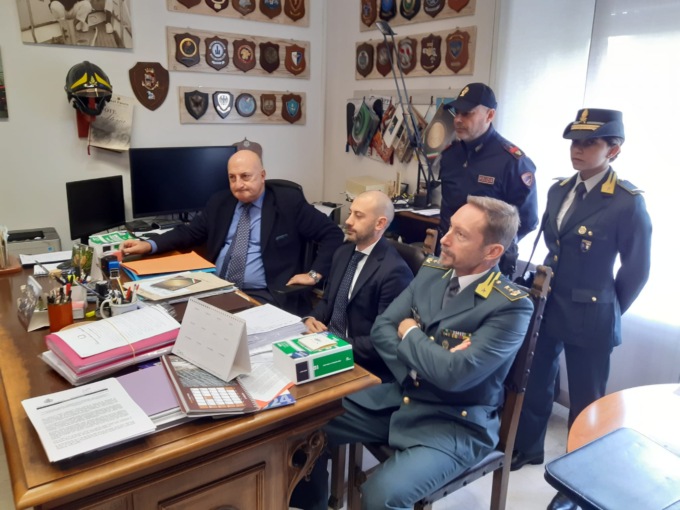 Tre arresti per estorsione e riciclaggio: l’operazione congiunta di Questura e Guardia di Finanza